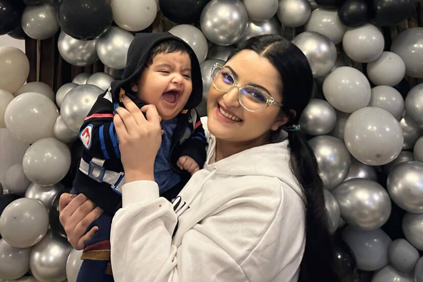 সেই খুশিতে একরত্তির সঙ্গে একটি ছবি দিয়েছেন পরীমণি। লিখেছেন, 'বাজানের হাসি। আমাদের ছেলের পাঁচ মাস পূর্ন হলো আলহামদুলিল্লাহ।' মা-ছেলেকে একসঙ্গে লেন্সবন্দি করেছেন রাজ।