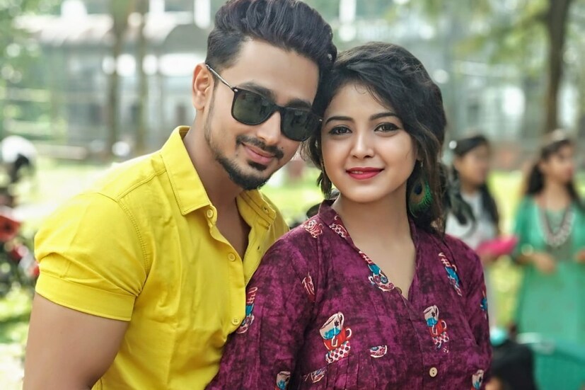 'শার্লির কথায়, ''একসঙ্গে থেকে খারাপ থাকার চেয়ে আলাদা হওয়াই ভাল। আমরা দু'জনেই ভাল আছি। এখন আমি একা। অনেক দায়িত্ব নিজেকে নিতে হচ্ছে। অনেক কিছু শিখছি। ব্রেক আপ হয়েছে বলে বসে বসে কাঁদব, এমনটা নয়। এই বিচ্ছেদ আমাকে অনেক কিছু শিখিয়েছে।''