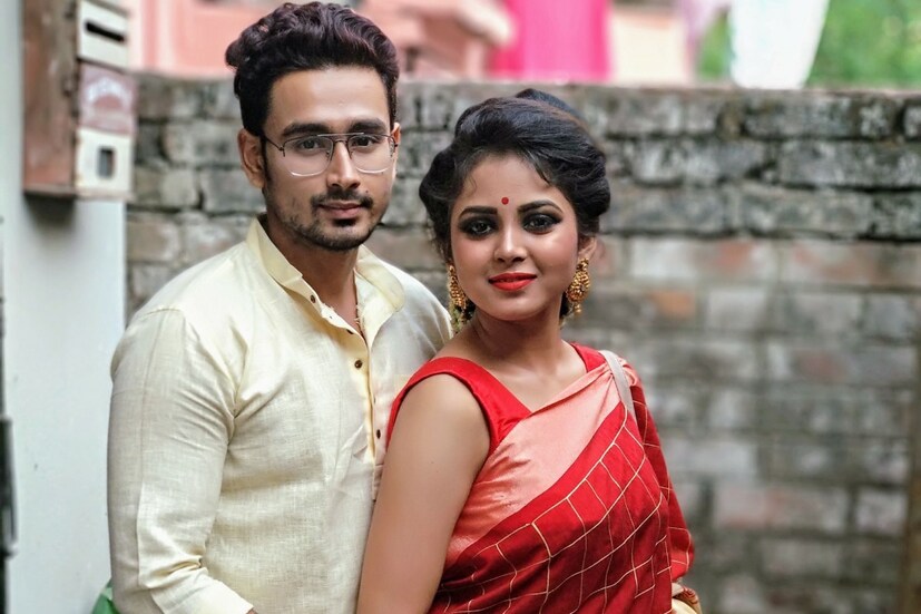 শার্লি-নীলের বয়সের ফারাক ৭ বছর। শার্লিকে তাই তিনি ভীষণ আদরে, যত্নে রাখতে চাইতেন 'লক্ষ্মী কাকিমা সুপারস্টার'-এর হংসিনীকে। অডিশন, ফোটোশ্যুট বা পড়া, যা-ই থাকুক না কেন, অফিসের কাজ সামলে বাইকে করে প্রেমিকাকে দিয়ে আসা, নিয়ে আসা করতে ভাল লাগত তাঁর।