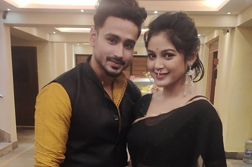 অন্যদিকে মৃত্যুঞ্জয় ওরফে নীল আইটি সেক্টরে চাকুরিজীবী। সঙ্গে অভিনয়ও করেন তিনি। কখনও মঞ্চ, কখনও ওয়েব সিরিজ। এছাড়াও মডেলিং করতে দেখা গিয়েছে একাধিক জায়গায়।