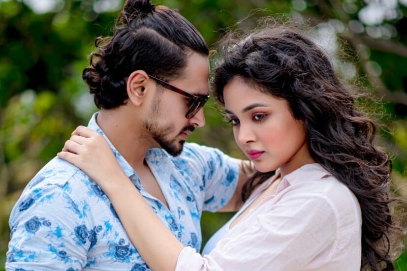 কিন্তু ২০১৯ সাল থেকেই ধীরে ধীরে সম্পর্কের সমীকরণ বদলে যেতে থাকে। ২০২২ সালের মাঝামাঝি সময় থেকে লিভ-ইন সম্পর্ক ছেড়ে নিজের জন্য আলাদা বন্দোবস্ত করেন শার্লি। তার পর একদিন বিচ্ছেদ। তিস্তা পারের বৃত্তান্ত শেষ হল।