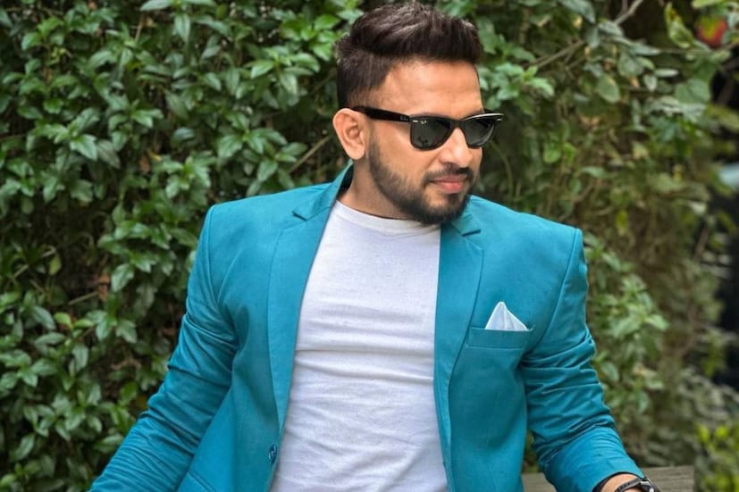 ফেসবুক পোস্টে অনিন্দ্য লেখেন, &quot;আমার কাছে এখনও জলের মতো স্পষ্ট ২০০৮ সালে আজকের এই দিনটা । আর দেখতে পাই বলেই হয়তো আজকে এটা লিখতে পারছি । ব্যাঙ্কসাল কোর্টে হাজিরা দিয়ে আমাকে রিহ্যাবে ফিরতেই হতো । ৯টার বনগাঁ লোকাল আর আমাকে যেতে হত হাবড়া । সাথে ছিল শেষবারের মতো নেশা করব বলে একটু ব্রাউন সুগার, পাতি বাংলায় কয়েকটা পাতা আর একটা সিরিঞ্জ, একটু তুলো একটা চামচ।&quot;