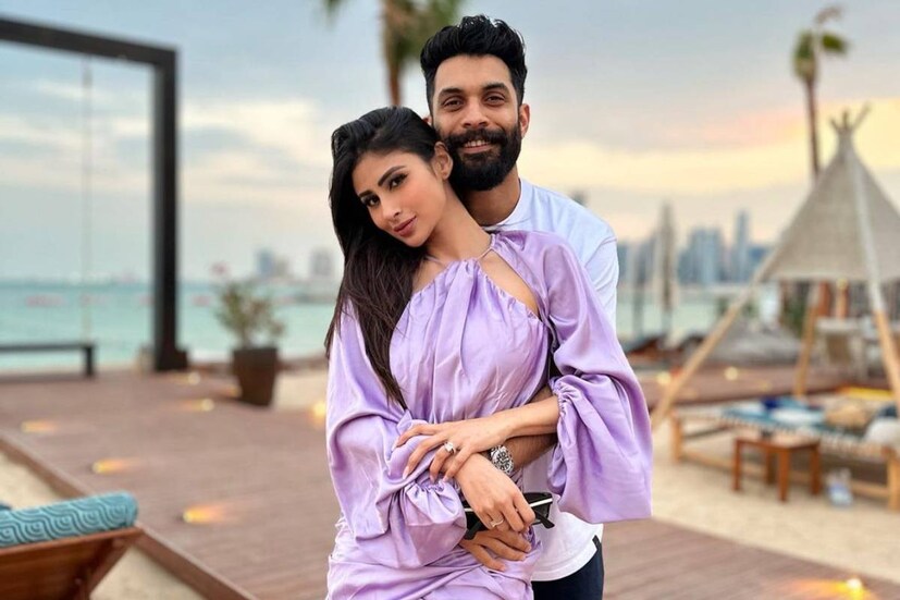 ২০২২ সালের জানুয়ারিতে বিয়ে করেন সুরজ এবং মৌনী। দীর্ঘ দিন সম্পর্কে থাকার পর চার হাত এক হয় তাঁদের।