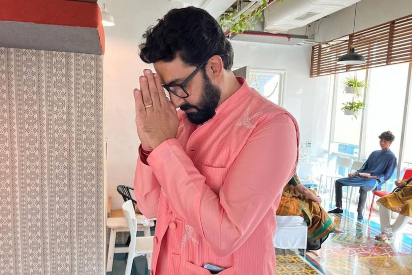 অনুরাগের সঙ্গে একসঙ্গে কাজর সূত্রে পরিচয়। পরিচালকের বাড়ির পুজোতেও ছিলেন অভিষেক। গোলাপি রঙের পাঞ্জাবিতে সেজে উঠেছিলেন তিনি।