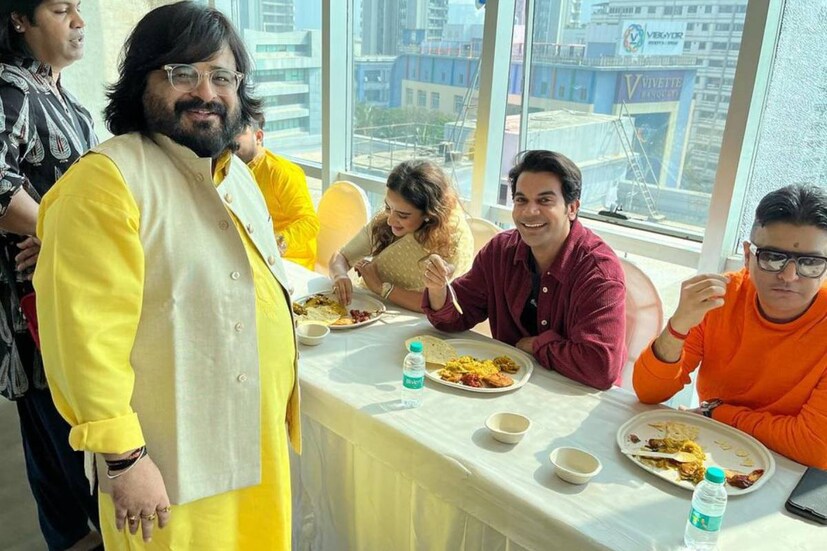 হলুদ পাঞ্জাবিতে অনুরাগের বাড়িতে উপস্থিত হন আরও এক বাঙালি। প্রীতম চক্রবর্তী। হাসিমুখে সকলের সঙ্গে লেন্সবন্দি হলেন তিনি।