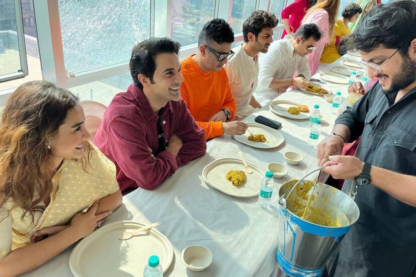 অনুরাগের পুজোয় খয়েড়ি পাঞ্জাবিতে তাক লাগিয়েছেন রাজকুমার রাও। স্ত্রী পত্রলেখা পাল তাঁর সঙ্গী হয়েছিলেন। বন্ধুদের সঙ্গে পাচ পেড়ে খিচুড়ি, রকমারি ভাজা, লাবড়া খেলেন তাঁরা।