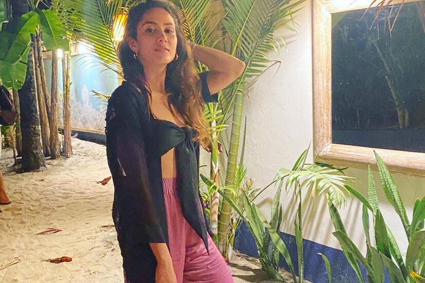 ছবিটি দিয়ে তিনি লেখেন, 'বিকিনি বডি হল অনেকটা অ্যাভোকাডোর মতো। তুমি এমন শরীর পাওয়ার জন্য সারা জীবন অপেক্ষা করবে। কিন্তু এক দিনের মধ্যেই আবার সেটা নষ্ট হয়ে যেতে পারে।'