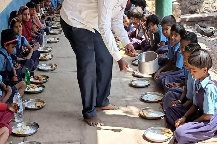 ওই প্রধান শিক্ষক ও রাধুনিকে বহিষ্কারের দাবিতে আজ দিনভর অভিভাবক ও স্থানীয় বাসিন্দাদের বিক্ষোভের জেরে উত্তাল হল কাকদ্বীপের নারায়ণপুর তৃতীয়ঘেরির বিজয় মহেশ্বরী প্রাইমারি স্কুল। প্রতিবেদন : বিশ্বজিৎ হালদার