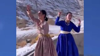 লাদাখের চিরাচরিত পোশাকে সেজেছেন দুই তরুণী লাদাখের চিরাচরিত পোশাকে সেজেছেন দুই তরুণী