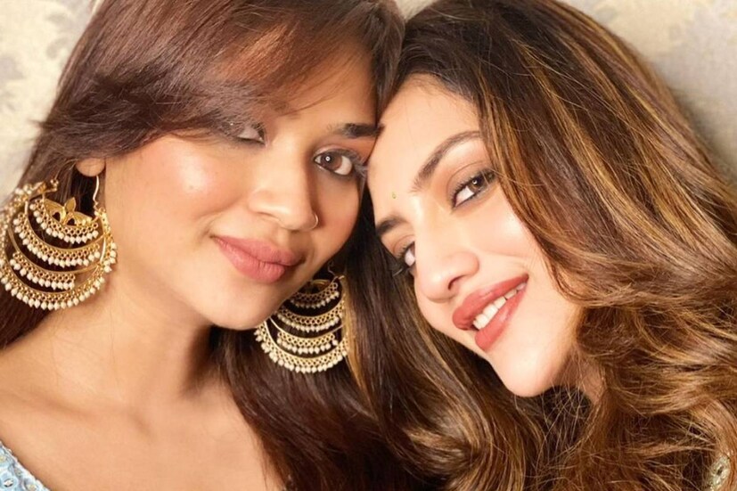 বোনের সঙ্গে বন্ধুর মতোই মেশেন নুসরত। মাঝেমধ্যেই নেটমাধ্যমে ছবি দেন তাঁর সঙ্গে। তবে নিজেকে আগাগোড়াই প্রচারের আড়ালে রেখেছেন নুজহত।