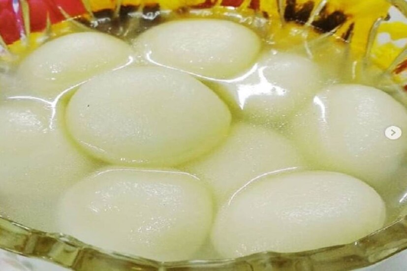 স্পঞ্জ রসগোল্লার প্রধান উপকরণ ছানা৷ বাকি ক্ষেত্রেও অন্যতম উপকরণ ছানাই৷ তবে কিছু জায়গায় মেশানো হয় সুজি ও ময়দাও৷