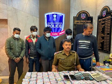 ধৃতদের মধ্যে তিনজন কুলটি থানার নিয়ামতপুরের বাসিন্দা ও একজন বার্নপুরের বাসিন্দা বলে জানায় পুলিশ