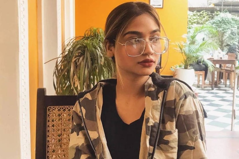 দিদির পদক্ষেপ অনুসরণ করে অভিনয় জগতে আসেননি নুজহত। থেকেছেন পর্দার পিছনেই। তবে অভিনেত্রীর অনুরাগীদের দাবি, সৌন্দর্যের নিরিখে নুসরতের চেয়ে কোনও অংশে কম নন তাঁর বোন।