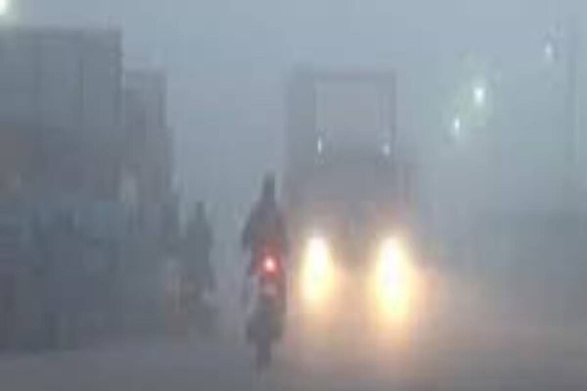 সকাল ন'টার আগে পর্যন্ত লোকজন,যানবাহন বেশি দেখা যায়নি শনিবার। আবহাওয়া দফতরের তথ্য অনুসারে,উত্তরবঙ্গের আলিপুরদুয়ার জেলায় মাঝারি থেকে ঘন কুয়াশার পূর্বাভাস রয়েছে।