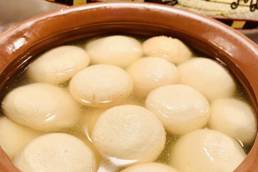 রসগোল্লার তুলনায় রাজভোগ আকৃতিতে বেশ বড়।