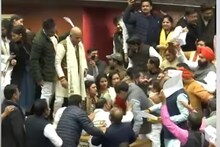 মেয়র নির্বাচন ঘিরে তুলকালাম কাণ্ড দিল্লিতে,আপ-বিজেপি কাউন্সিলরদের মধ্যে হাতাহাতি