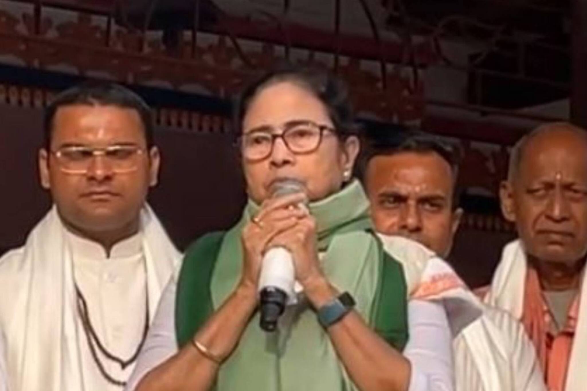 ‘আমি ঝাল খেতে পারি না, মাথায় চোটের পর থেকে’, ভারত সেবাশ্রম সংঘে মমতা