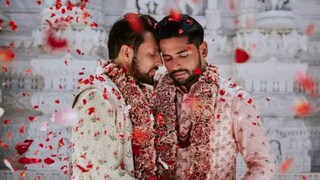 জমকালো বিয়ের আসরে সাত পাকে বাঁধা পড়েছিলেন দুই পুরুষ