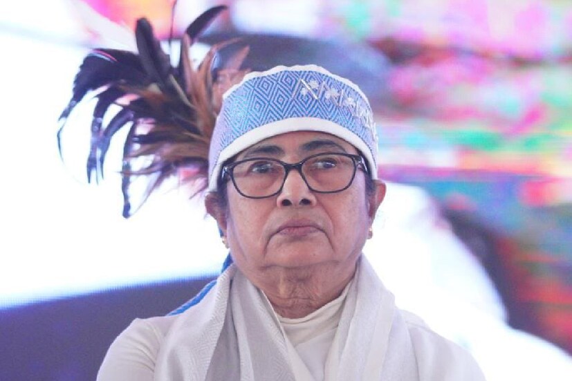  মমতা বলেন, &quot;এখানে গৌহাটি থেকে ডিফ্যাক্টো চিফ মিনিস্টার আছে। প্রক্সি সরকার চলছে৷ এখানে অধিকাংশ জায়গায় বিদ্যুৎ নেই৷ আমরা আপনাদের ভালো সরকার উপহার দেব। আমরা এখানে লক্ষ্মীর ভাণ্ডার দেব।&quot;