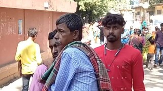 অনেক সময় রোগীদের নিয়ে যাওয়া হচ্ছে পাঁজাকোলা করে