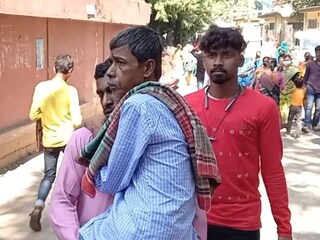 অনেক সময় রোগীদের নিয়ে যাওয়া হচ্ছে পাঁজাকোলা করে