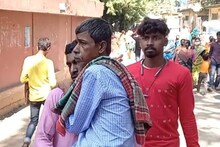 বর্ধমান মেডিক্যাল কলেজ ও হাসপাতালে রোগীকে যেতে হচ্ছে পরিজনদের কোলে চড়ে