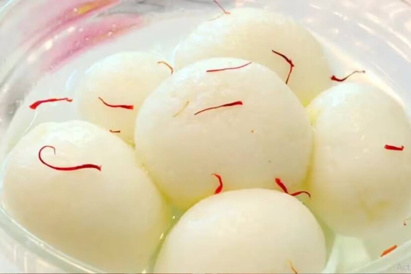 স্পঞ্জ রসগোল্লার ক্ষেত্রে ছানা কাটার পর গরম অবস্থাতেই গোলাকার অংশ তৈরি করতে হয়৷ অন্য ধরনের রসগোল্লা তৈরির জন্য ঠান্ডা ছানাতেও গোলাকার অংশ বানানো যায়৷ সেক্ষেত্রে যে গরম অবস্থাতেই গোল্লা পাকাতে হবে, তার কোনও মানে নেই৷