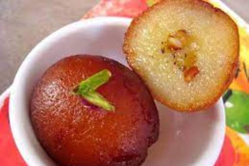 স্বামীর সঙ্গে ভারতে আসার পর কলকাতা এবং তার থেকেও বেশি ব্যারাকপুরকে ভালবেসে ফেলেন লেডি ক্যানিং৷ তাঁকে সম্মান জানাতে শ্রেষ্ঠ ময়রা ভীম নাগ তৈরি করেন এক নতুন মিষ্টি৷ নাম দেন লেডি ক্যানিং, সেটাই লোকমুখে হয়ে যায় লেডিকেনি৷