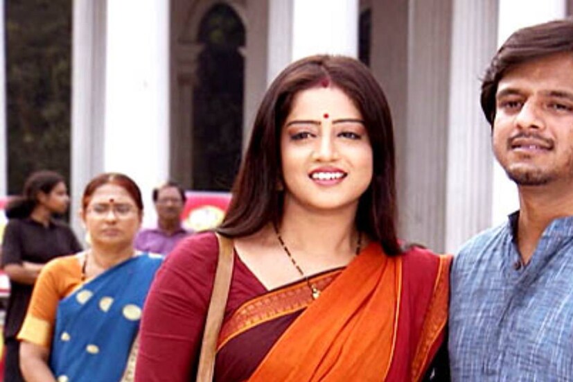 ‘তোমায় আমায় মিলে’ প্রথম জনপ্রিয় ধারাবাহিক হলেও রুশাকে তার আগে দেখা গিয়েছিল ‘ওগো বধূ সুন্দরী’-তে ঋতাভরীর বোনের ভূমিকায়৷