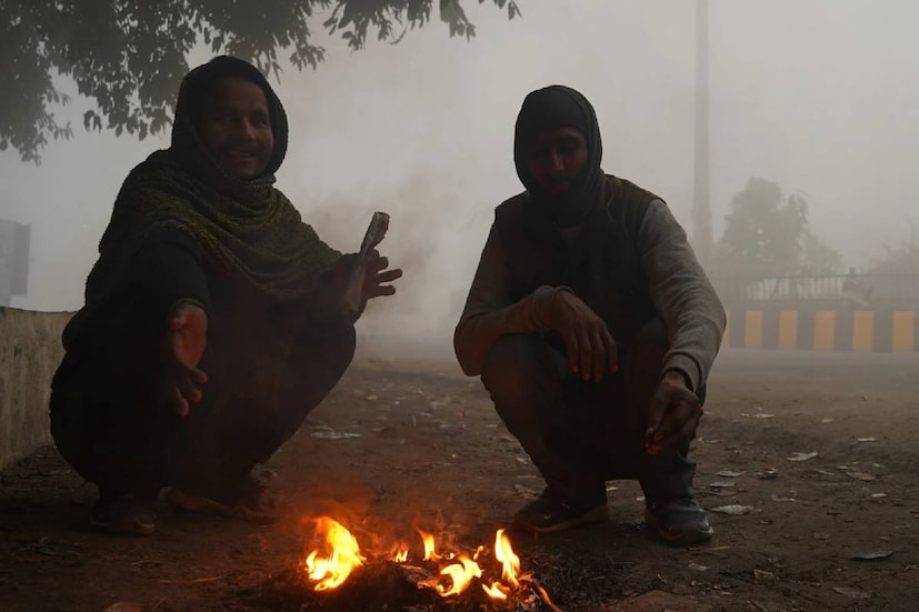 আবহাওয়া দফতরের পূর্বাঞ্চলীয় অধিকর্তা সঞ্জীব বন্দ্যোপাধ্যায় বলেন, শনিবারে সবথেকে বেশি তাপমাত্রা থাকবে। রবিবারেও তাপমাত্রা কলকাতায় ১৫ ডিগ্রির বেশি থাকবে। রবিবার পর্যন্ত যে তাপমাত্রা বাড়বে তা সোম ও মঙ্গলবার ক্রমশ কমে আগের অবস্থায় ফিরে আসবে। সঞ্জীব বাবু আরও জানান উপকূলের তিন জেলায় কুয়াশা হবে। ঘন কুয়াশা উত্তর দক্ষিণ ২৪ পরগনা পূর্ব মেদিনীপুর এবং কিছুটা পশ্চিম মেদিনীপুরে।