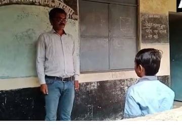 গত দু’ বছর ধরে এই স্কুলে একজন ছাত্রকে পড়িয়ে আসছেন একজনই শিক্ষক