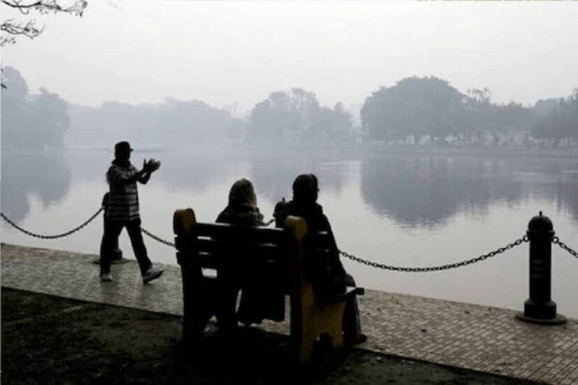 কলকাতার ঠান্ডা যেন এ বার দুরন্ত অ্যাথলিট। নিত্য নিজেই নিজের রেকর্ড ভাঙছে, আবার গড়ছে। এই মরশুমে এখনও পর্যন্ত শীতলতম দিন ছিল গতকাল, শুক্রবার। শহরের সর্বনিম্ন তাপমাত্রা নেমেছিল ১০.৯ ডিগ্রি সেলসিয়াসে। কলকাতার ঠান্ডা যেন এ বার দুরন্ত অ্যাথলিট। নিত্য নিজেই নিজের রেকর্ড ভাঙছে, আবার গড়ছে। এই মরশুমে এখনও পর্যন্ত শীতলতম দিন ছিল গতকাল, শুক্রবার। শহরের সর্বনিম্ন তাপমাত্রা নেমেছিল ১০.৯ ডিগ্রি সেলসিয়াসে।