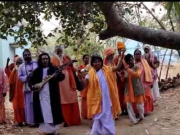 বাউল শিল্পীরা অংশগ্রহণ করেন এই বাউল গানের আসরে 