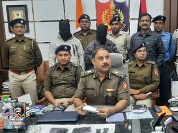 উদ্ধার দুটি অত্যাধুনিক আগ্নেয়াস্ত্র ও বেশ কিছু টাকা