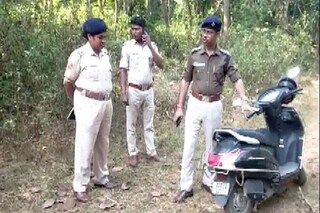 জঙ্গলের বাইরে মেলে ক্রিকেটারের স্কুটার। Photo-ANI