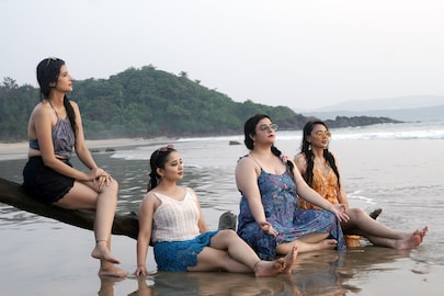 মন জাগো রে! গোয়ায় অলক্ষ্মীদের সময় কেমন কাটছে, ধরা দিল প্রথম গানে