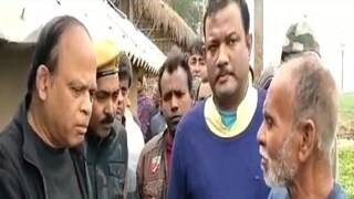 বার বার আবেদনেও মেলেনি ঘর, কেন্দ্রীয় প্রতিনিধিদের ঘিরে ধরে প্রশাসনের বিরুদ্ধে ক্ষোভ জানালেন বাসিন্দারা