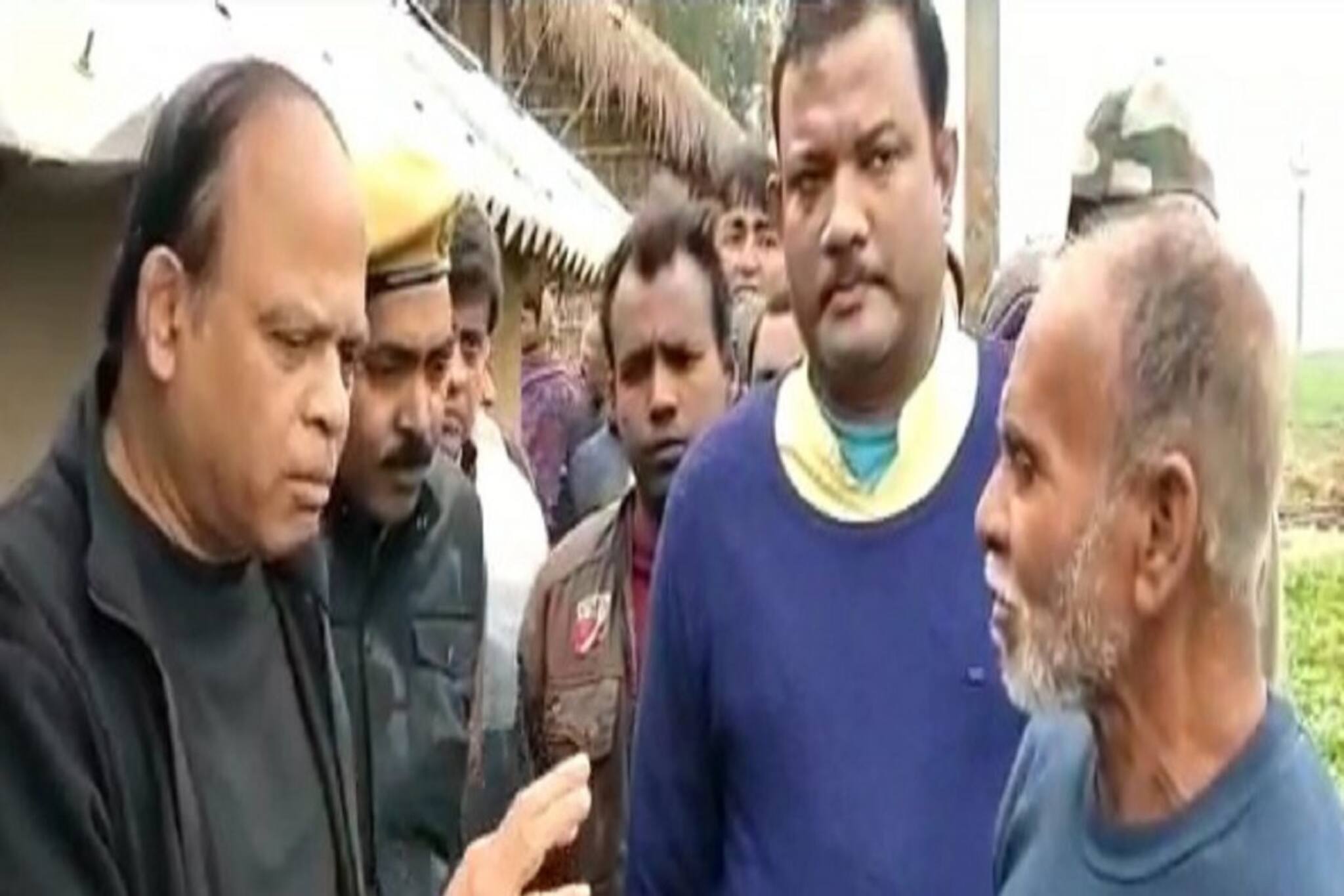 বার বার আবেদনেও মেলেনি ঘর, কেন্দ্রীয় প্রতিনিধিদের ঘিরে ধরে জানালেন বাসিন্দারা