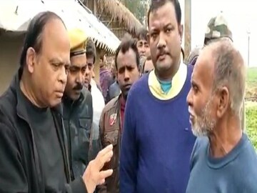 বার বার আবেদনেও মেলেনি ঘর, কেন্দ্রীয় প্রতিনিধিদের ঘিরে ধরে প্রশাসনের বিরুদ্ধে ক্ষোভ জানালেন বাসিন্দারা