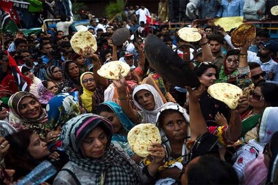 এভাবেই পাকিস্তানের কিছু জায়গায় খাবার বিতরণ করা হচ্ছে