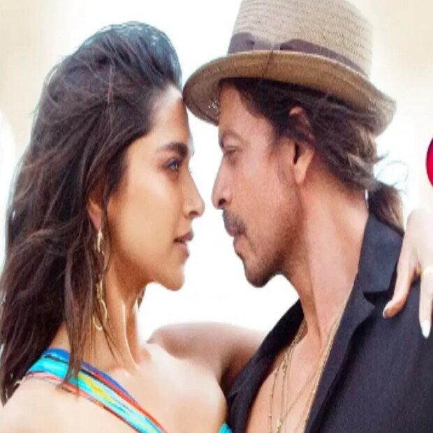 নানা বিতর্ক পাশ কাটিয়ে উদ্বোধনী দিনে আয়ের রেকর্ডে সামিল হয়েছে ‘পাঠান’। প্রাথমিক হিসাবে মুক্তির প্রথম দিনে শুধু হিন্দি সংস্করণেই এটির বক্স অফিস কালেকশন অন্তত ৫৪ কোটি (ভারতীয় মুদ্রায়) আর বিশ্বব্যাপী কালেকশন ১০০কোটি টাকা।