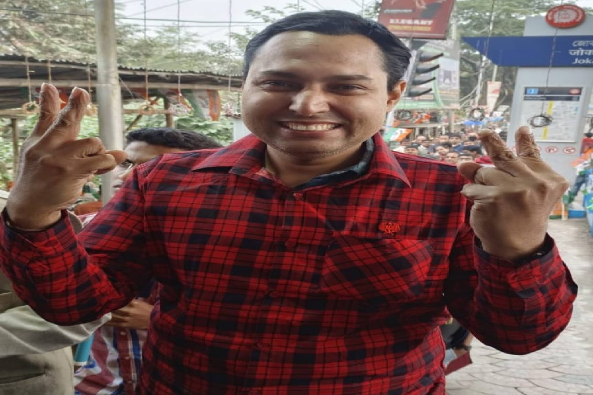 যাত্রা শুরুর জোকা মেট্রোর, প্রথম যাত্রী হতে আগের রাত থেকে স্টেশনের বাইরে লাইন