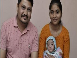 বাবা-মায়ের সঙ্গে ছোট্ট শিবন্যা৷ 