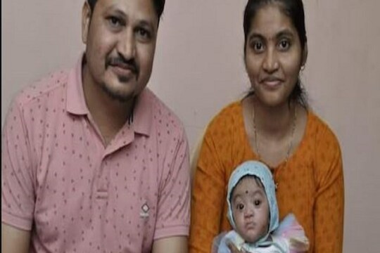 বাবা-মায়ের সঙ্গে ছোট্ট শিবন্যা৷