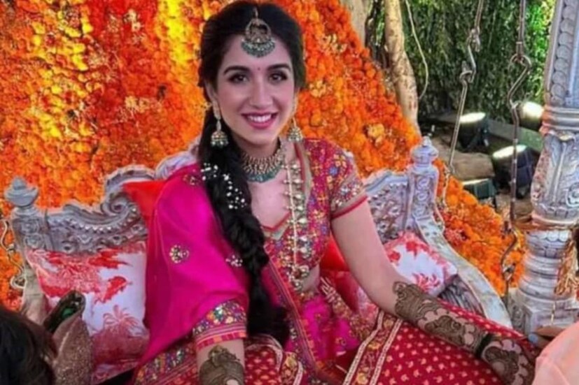 বাগদান উপলক্ষে মঙ্গলবার ছিল রাধিকার মেহেন্দি অনুষ্ঠান। ওই দিন তিনি পরেছিলেন ফ্যাশন ডিজাইনার আবু জানি এবং সন্দীপ খোসলার ডিজাইন করা ওই সুন্দর লহেঙ্গাটি।
