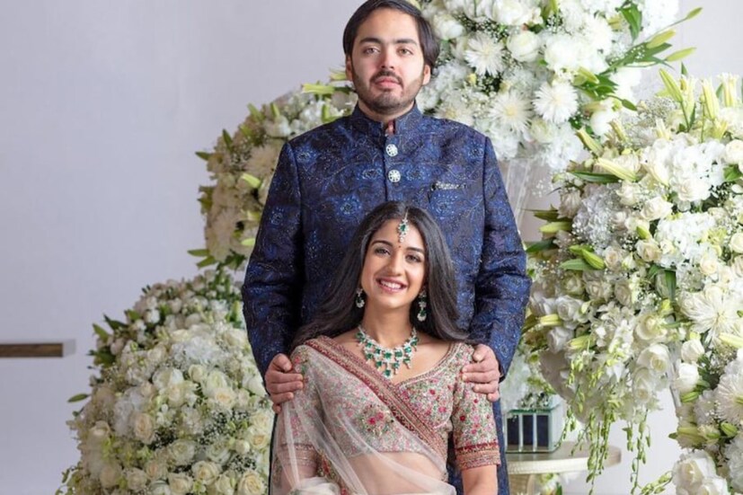 আর মাত্র ঘণ্টাখানেক। তার পরেই শুরু হবে মহা অনুষ্ঠান। বৃহস্পতিবার, ১৯ জানুয়ারি সন্ধ্যা সাড়ে ৫টা থেকে অ্যান্টিলিয়াতে শুরু হচ্ছে অনন্ত আম্বানি এবং রাধিকা মার্চেন্টের বাগদানের অনুষ্ঠান। রিলায়েন্স ইন্ডাস্ট্রিজের চেয়ারম্যান মুকেশ এবং নীতা আম্বানির ছোট ছেলে অনন্ত এবং এনকোর হেলথকেয়ার-এর সিইও বীরেন মার্চেন্ট এবং শৈলা মার্চেন্টের কন্যা রাধিকার শুভ দিনে বিবিধ অনুষ্ঠান হতে চলেছে।