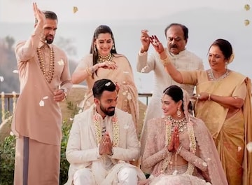 মেয়ের বিয়েতে নাকি কয়েক কোটি টাকার অ্যাপার্টমেন্ট দিলেন সুনীল! অতিথিরাও কী দিলেন? মেয়ের বিয়েতে নাকি কয়েক কোটি টাকার অ্যাপার্টমেন্ট দিলেন সুনীল! অতিথিরাও কী দিলেন?