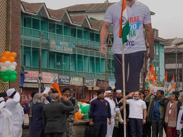 লালচকে জাতীয় পতাকা তুললেন রাহুল গান্ধি, ছিলেন প্রিয়াঙ্কাও। 