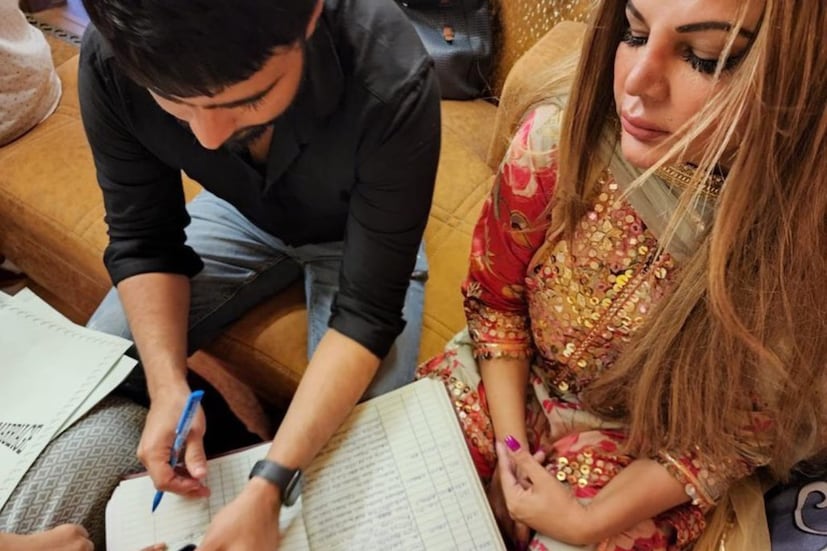 চুপিসারে বিয়ে সেরেছেন রাখি-আদিল। রেজিস্ট্রারের অফিসের কিছু ছবি পোস্ট করেছিলেন রাখি। কোথাও দেখা যাচ্ছে, রেজিস্ট্রি পেপারে সই করছেন যুগল, কোথাও একে অপরের গলায় মালা পরাচ্ছেন।