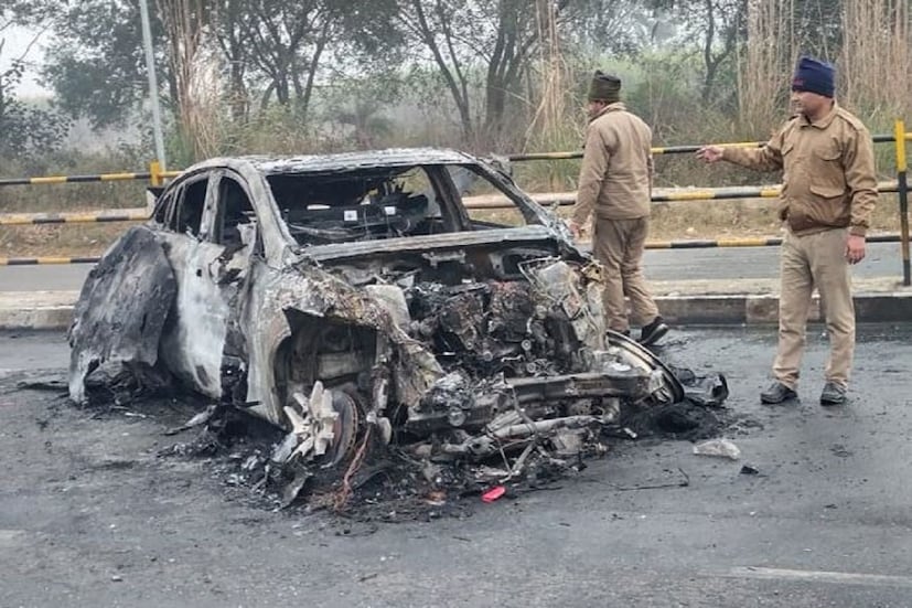 NHAI (রুরকি ডিভিশন) এর প্রজেক্ট ডিরেক্টর প্রদীপ সিং গুসাইন 'পিটিআই-ভাষা' কে বলেন, 'যে রাস্তায় দুর্ঘটনাটি ঘটেছে সেখানে কোনও গর্ত ছিল না। মহাসড়ক সংলগ্ন একটি খাল (রাজওয়াহা) থাকায় গাড়িটি যে রাস্তাটি দুর্ঘটনার কবলে পড়েছিল সেটি কিছুটা সরু। এই খালটি সেচের জন্য ব্যবহার করা হয়।” গুসাইন এও অস্বীকার করেছেন যে এনএইচএআই দুর্ঘটনাস্থলটি মেরামত করেছে এবং &quot;গর্তগুলি&quot; ঠিক করা হয়েছে।